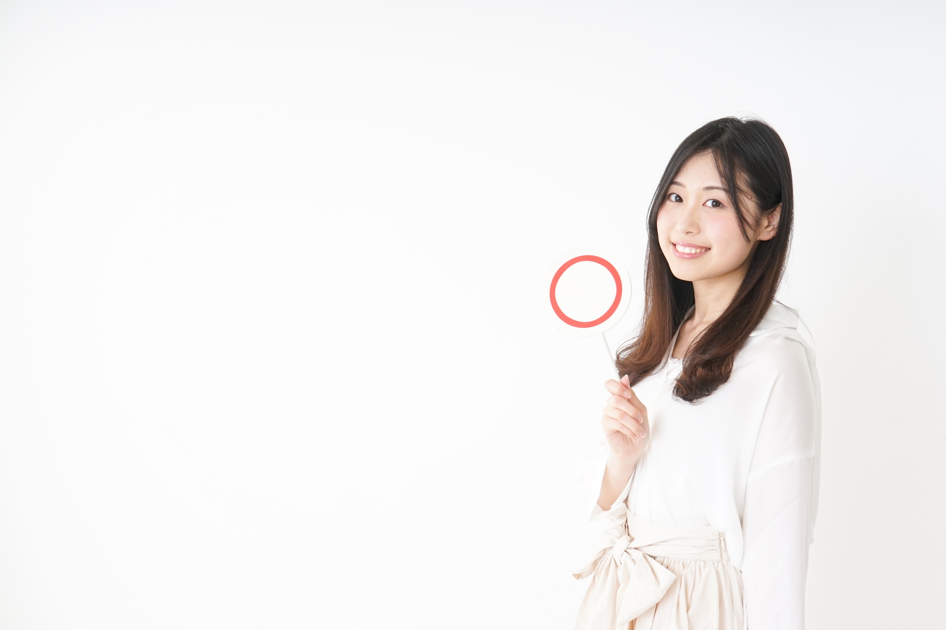 丸サインを持った女性の画像