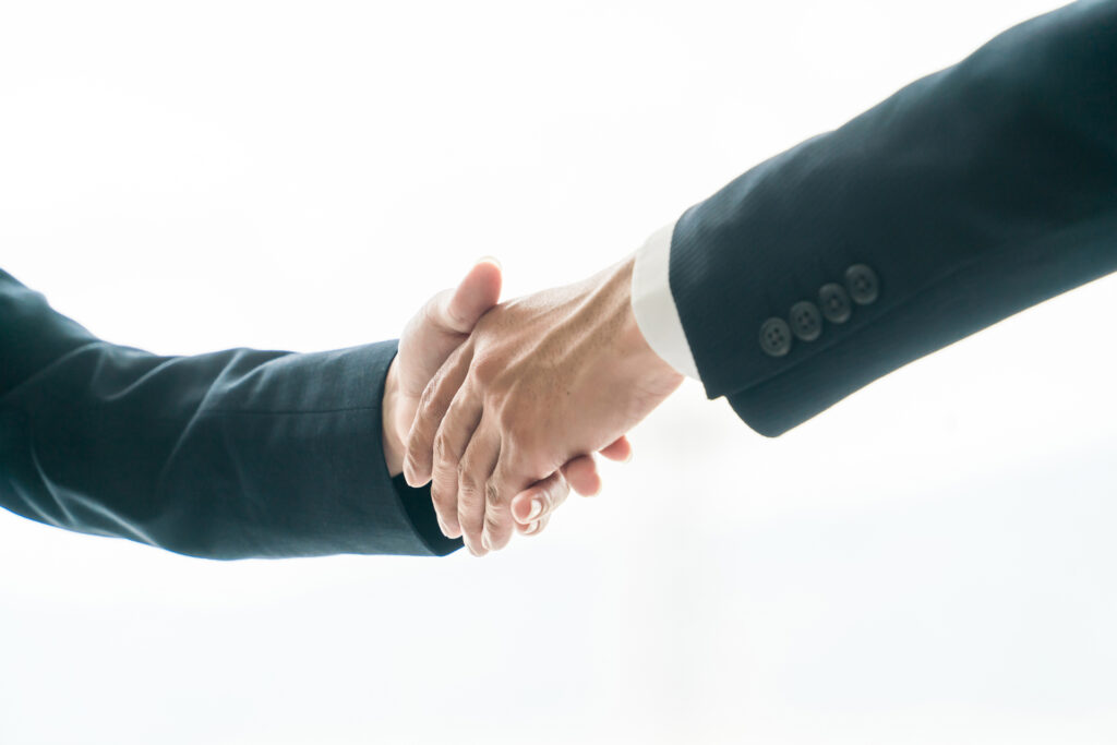 握手をするビジネスパーソン