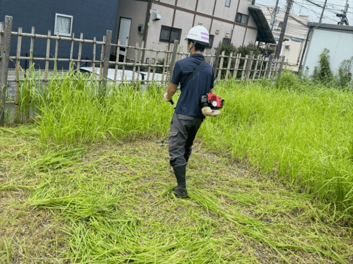 草刈りをする作業員