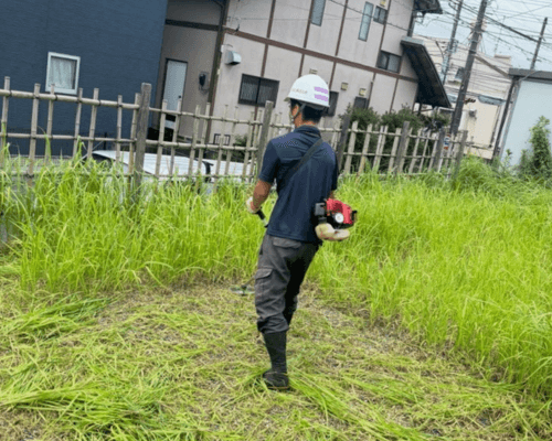 草刈りをする作業員