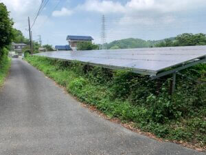 除草前の太陽光発電所
